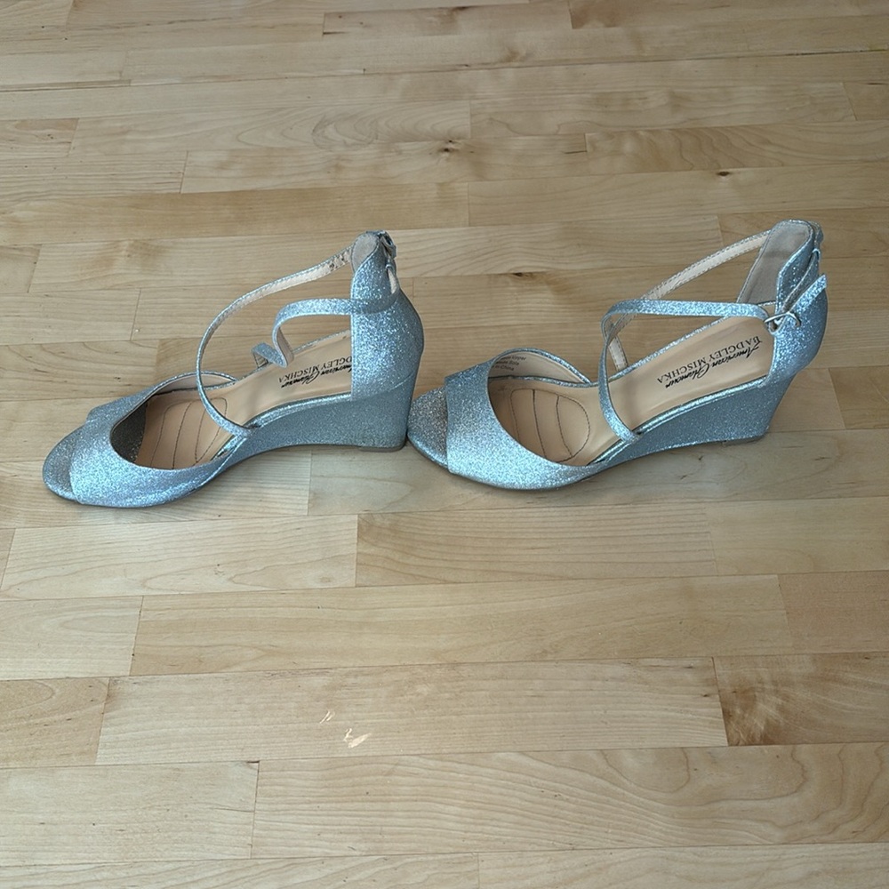 Badgley Mischka Wedge Sandal/Heel size 8 silver - Picture 3 of 5